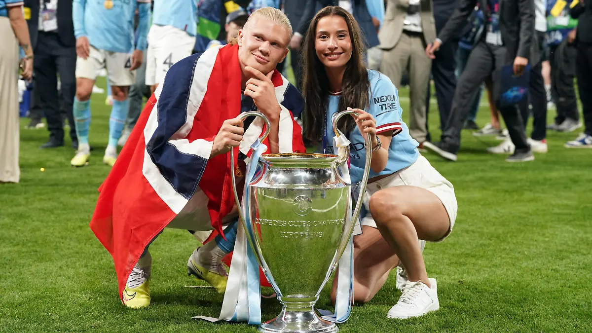 10.06.2023, Türkei, Istanbul: Fußball: Champions League, Manchester City - Inter Mailand, K.o.-Runde, Finale, im Atatürk-Olympiastadion. Erling Haaland von Manchester City und seine Freundin Isabel Johansen feiern den Sieg mit der Trophäe. Foto: Nick Potts/PA Wire/dpa +++ dpa-Bildfunk +++