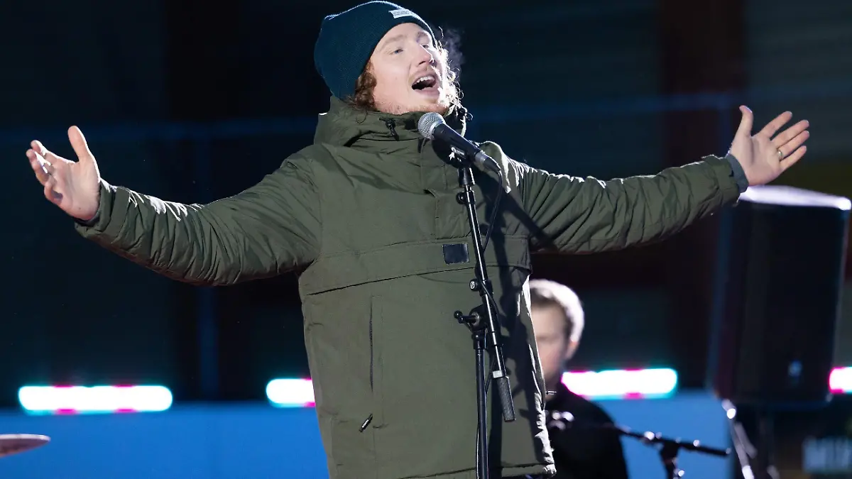 Beflügelt durch Michael Schultes (Michael Schulte) Song, liefert Chiara beim "Battle on Ice"-Finale eine beeindruckende Leistung ab.
Die Verwendung des sendungsbezogenen Materials ist nur mit dem Hinweis und Verlinkung auf RTL+ gestattet.