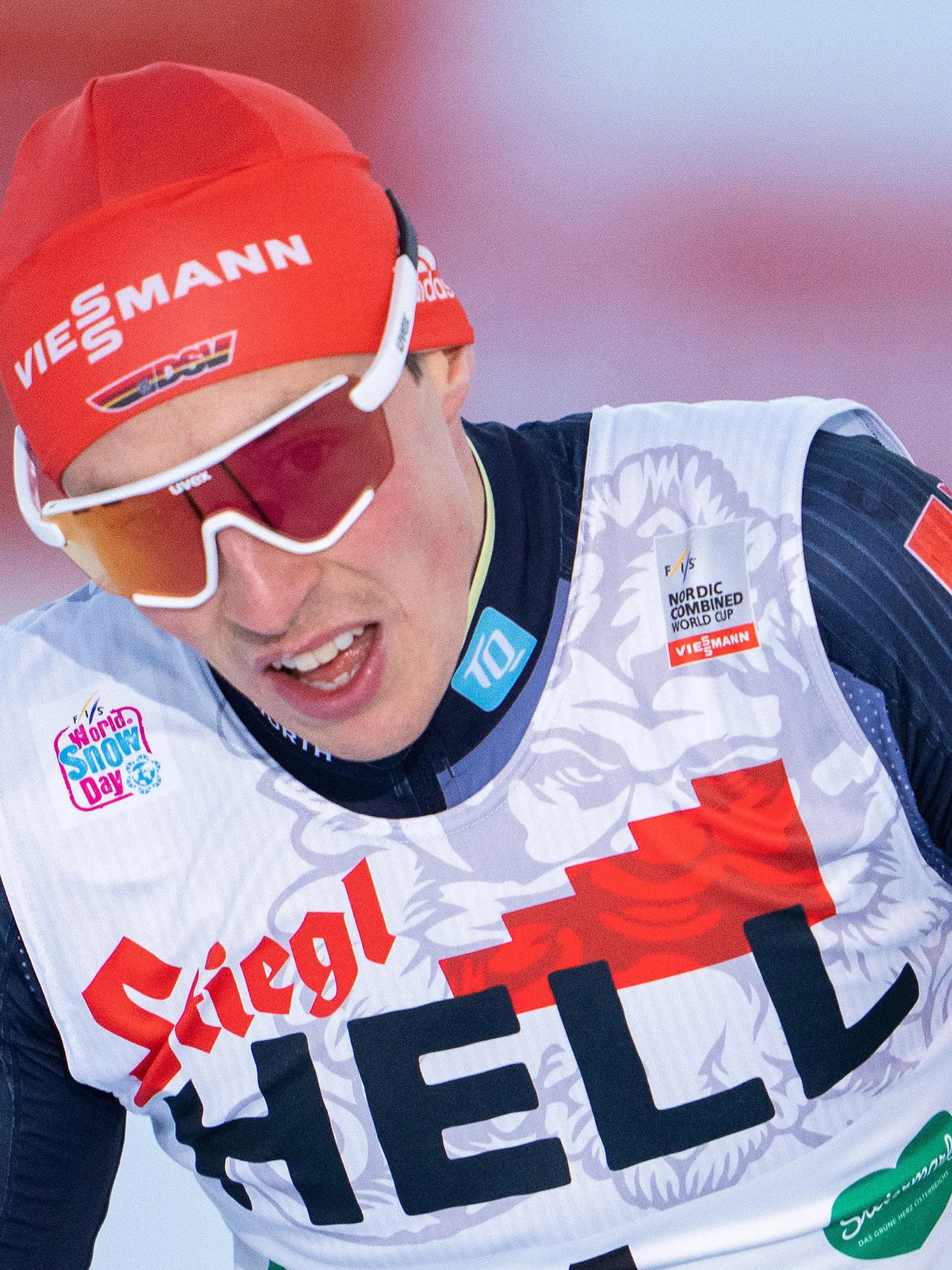 ARCHIV - 19.12.2021, Österreich, Ramsau: Ski nordisch/Kombination: Weltcup, Einzel, Normalschanze/10 km, Herren, Langlauf: Eric Frenzel aus Deutschland in Aktion. Die Nordischen Kombinierer Eric Frenzel und Terence Weber müssen bei den Olympischen Winterspielen in Peking vorerst in die Corona-Quarantäne. Dagegen ergaben Nachtests bei vier weiteren zunächst positiv getesteten deutschen Athleten einen negativen Befund, wie der Deutsche Olympische Sportbund am Freitag mitteilte. Foto: Georg Hochmuth/APA/dpa +++ dpa-Bildfunk +++