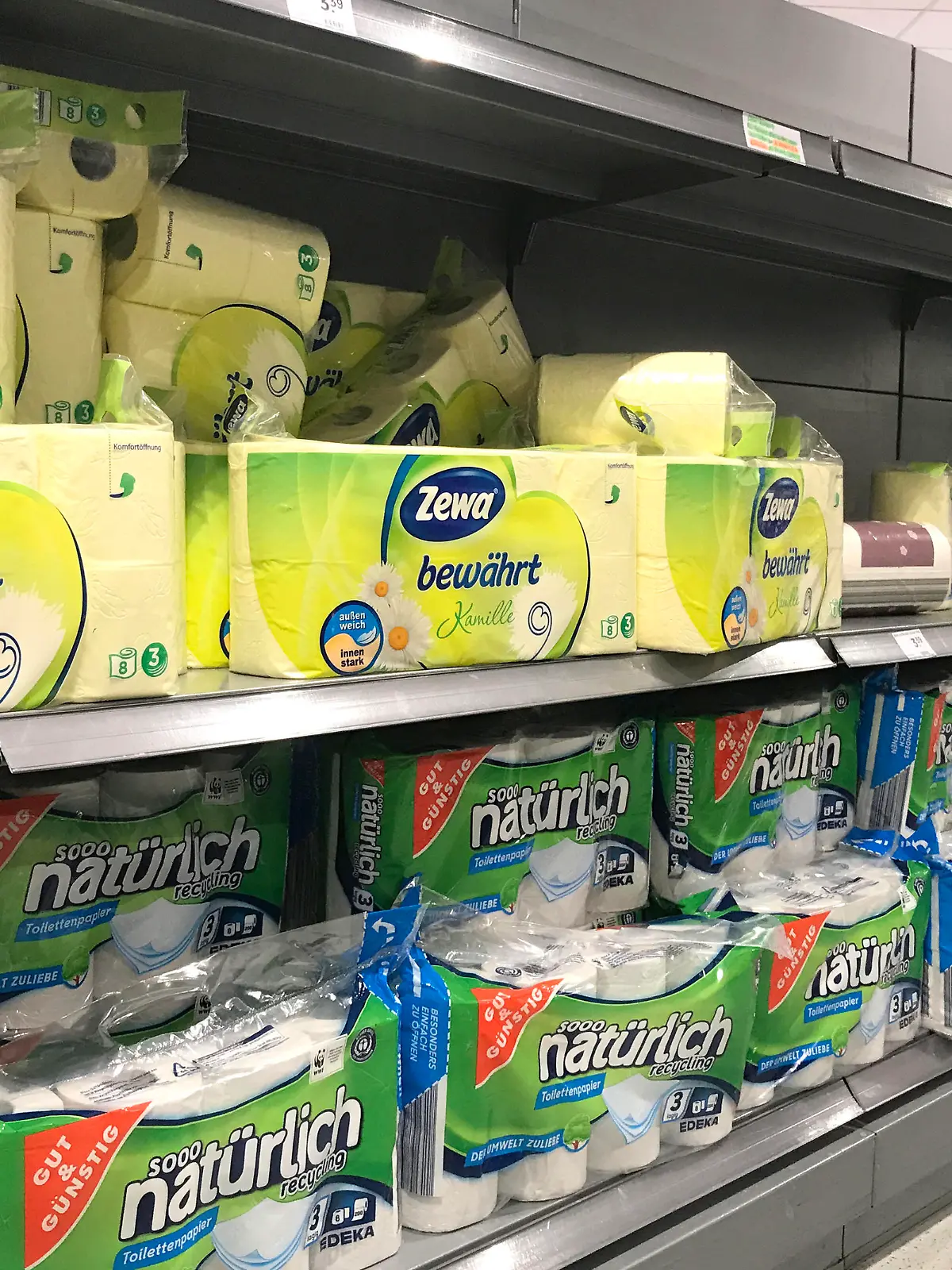Trotz Coronavirus:volle Regale bei Supermaerkten und Discountern-so wie hier bei EDEKA. Toilettenpapier ist trotz Hamsterkaeufe in ausreichender Menge vorhanden. ?SVEN SIMON Fotoagentur GmbH & Co. Pressefoto KG # # / # # #