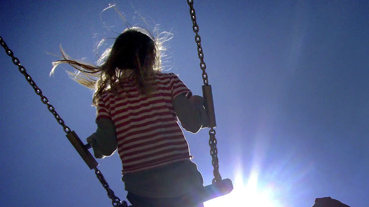 Kinder schaukeln am Sonntag, 11. Mai 2008, bei herrlichem Sonnenschein auf einem Spielplatz in Frankfurt am Main. Ueber Pfingsten ist das Wetter in ganz Deutschland schoen. (AP Photo/Michael Probst) ---Children swing on a playground in Frankfurt, central Germany, on a sunny Sunday, May 11, 2008. (AP Photo/Michael Probst) |