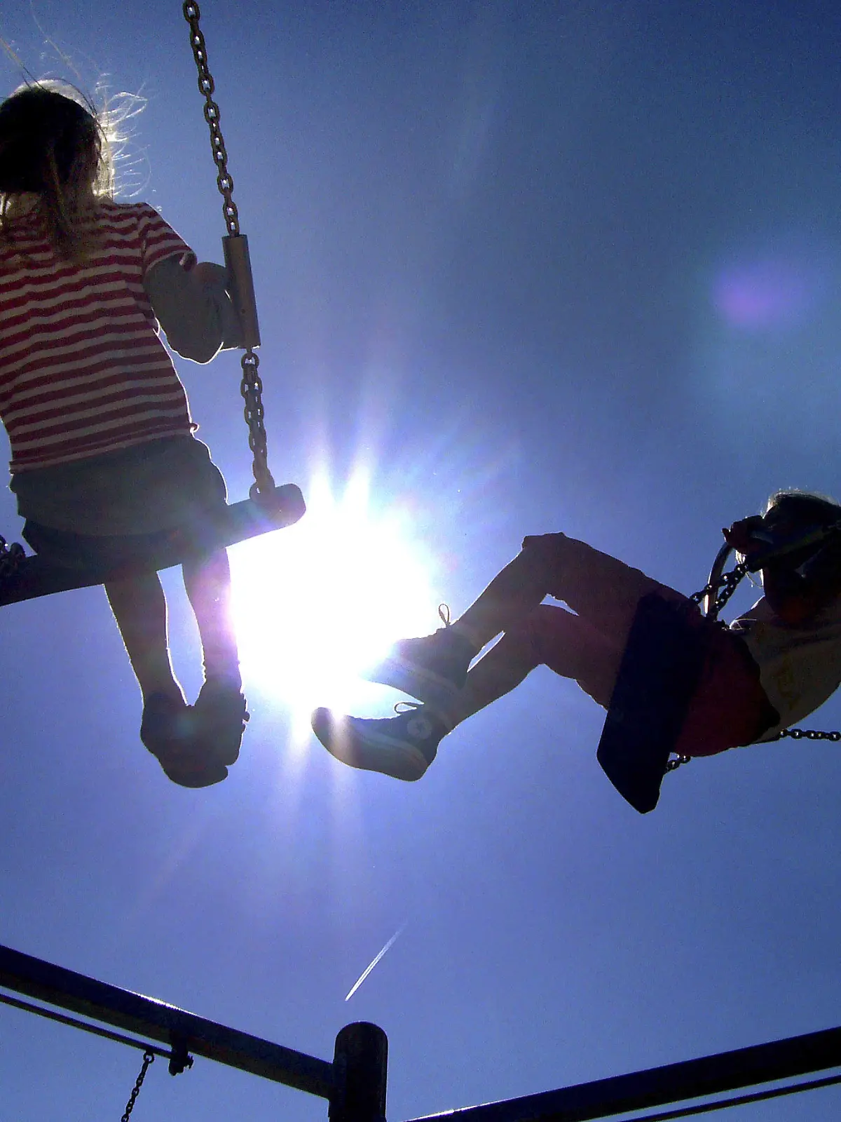 Kinder schaukeln am Sonntag, 11. Mai 2008, bei herrlichem Sonnenschein auf einem Spielplatz in Frankfurt am Main. Ueber Pfingsten ist das Wetter in ganz Deutschland schoen. (AP Photo/Michael Probst) ---Children swing on a playground in Frankfurt, central Germany, on a sunny Sunday, May 11, 2008. (AP Photo/Michael Probst) |