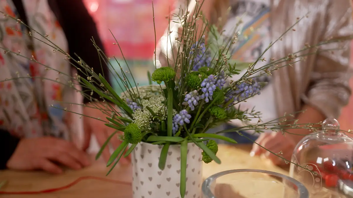 So schön kann Upcycling aussehen: Aus alter Teedose wird einen schöne Blumenvase.