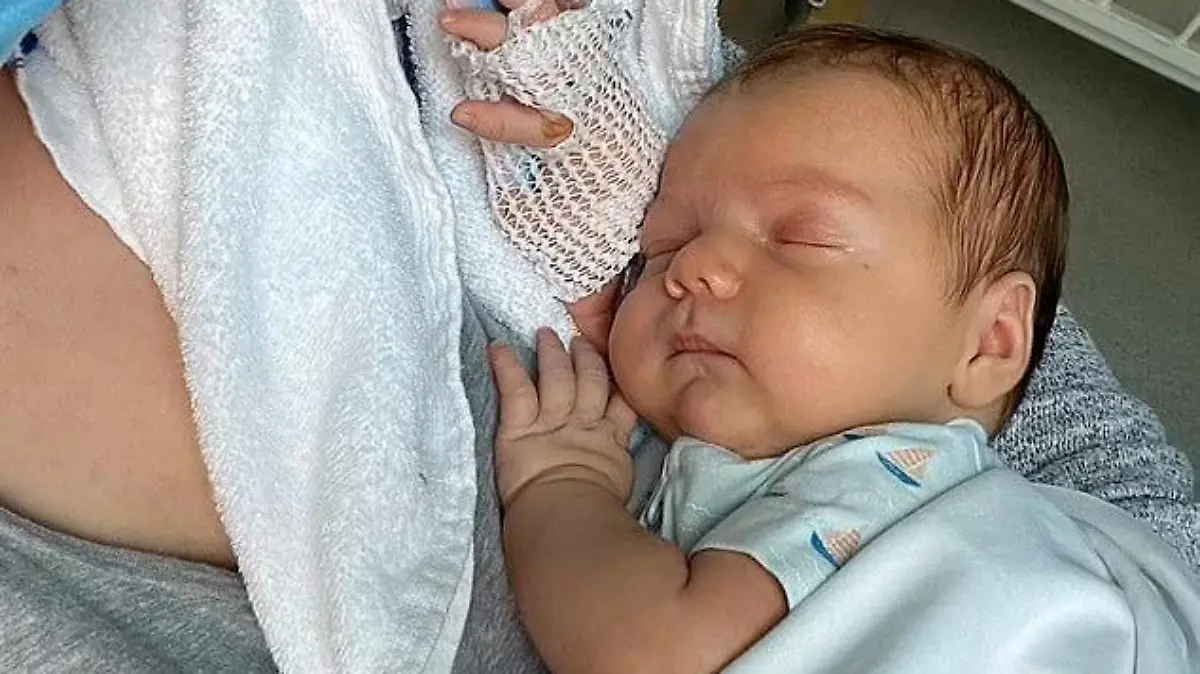 Australische Mutter mit ihrem Sohn Lachlan im Krankenhausbett