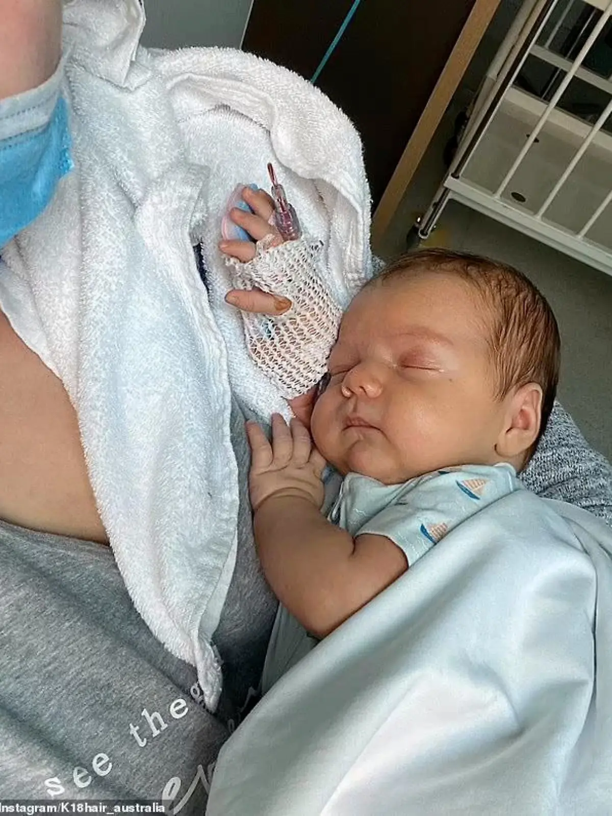Australische Mutter mit ihrem Sohn Lachlan im Krankenhausbett