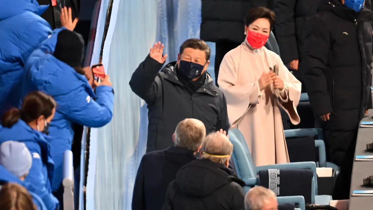 Olympia: Eröffnungsfeier im Olympiastadion «Vogelnest». Xi Jinping, Präsident Chinas, und Thomas Bach, IOC-Präsident, begrüßen sich. Die Olympischen Winterspiele in Peking finden vom 04.-20.02.2022 statt.