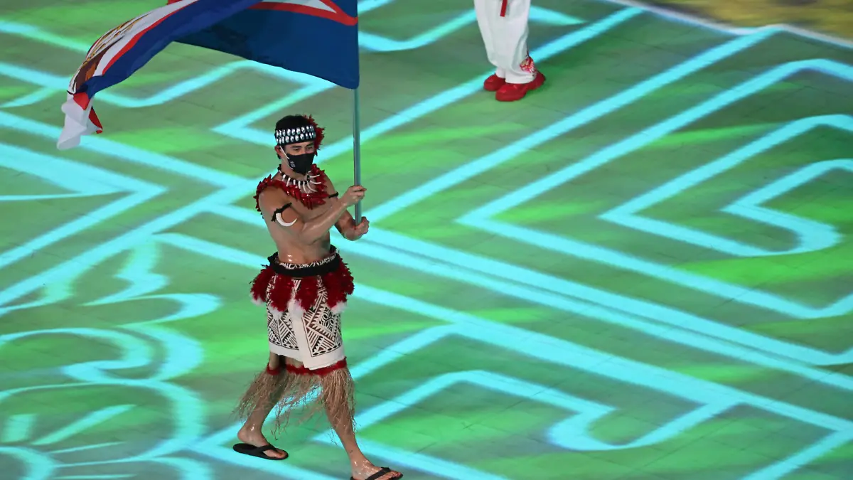 Olympia: Eröffnungsfeier im Olympiastadion «Vogelnest». Nathan Crumpton trägt die Flagge für Amerikanisch-Samoa ins Stadion. Die Olympischen Winterspiele in Peking finden vom 04.-20.02.2022 statt.