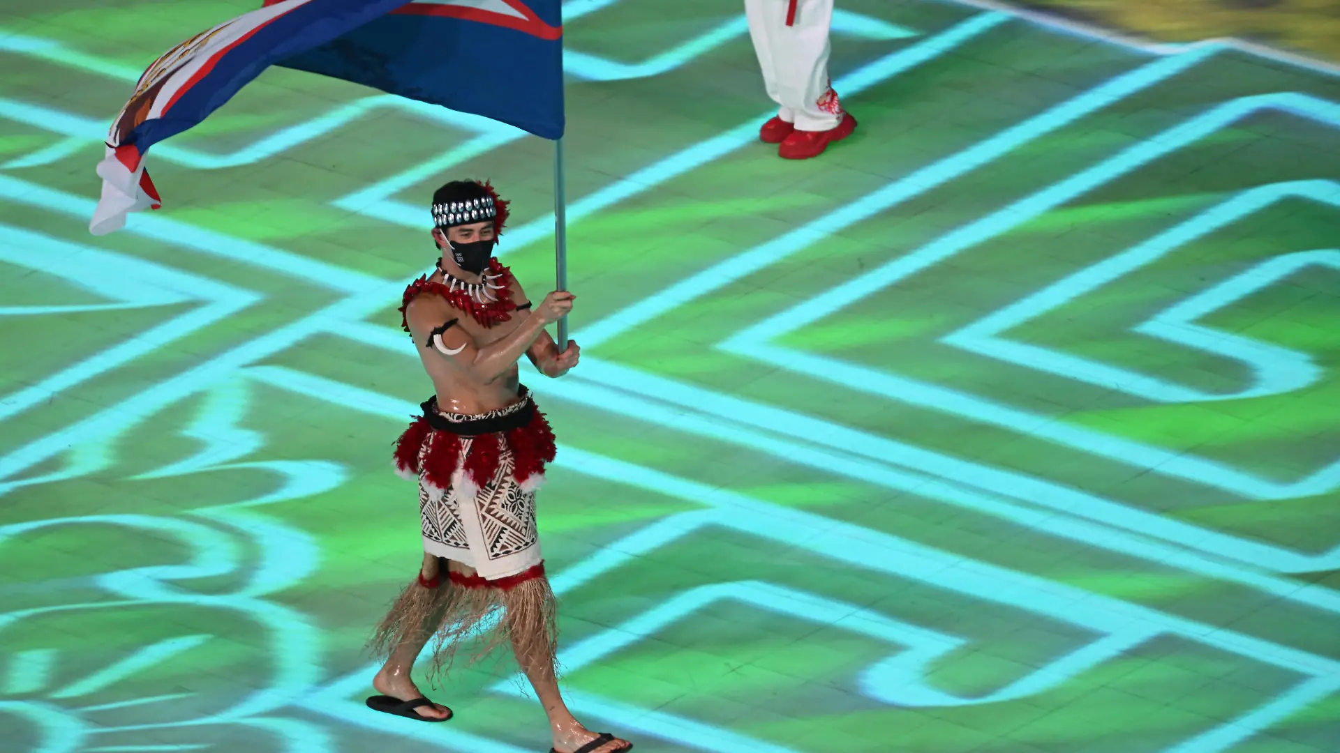 Olympia: Eröffnungsfeier im Olympiastadion «Vogelnest». Nathan Crumpton trägt die Flagge für Amerikanisch-Samoa ins Stadion. Die Olympischen Winterspiele in Peking finden vom 04.-20.02.2022 statt.
