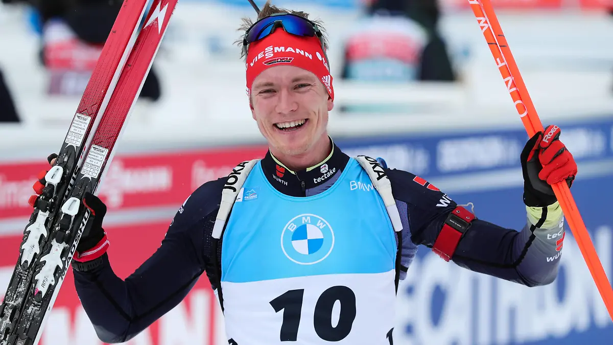 BIATHLON - IBU WC Antholz ANTHOLZ,ITALY,22.JAN.22 - BIATHLON - IBU World Cup, 15km mass start, men. Image shows the rejoicing of Benedikt Doll GER. PUBLICATIONxNOTxINxAUTxSUIxSWE GEPAxpictures/xDavidxGeieregger