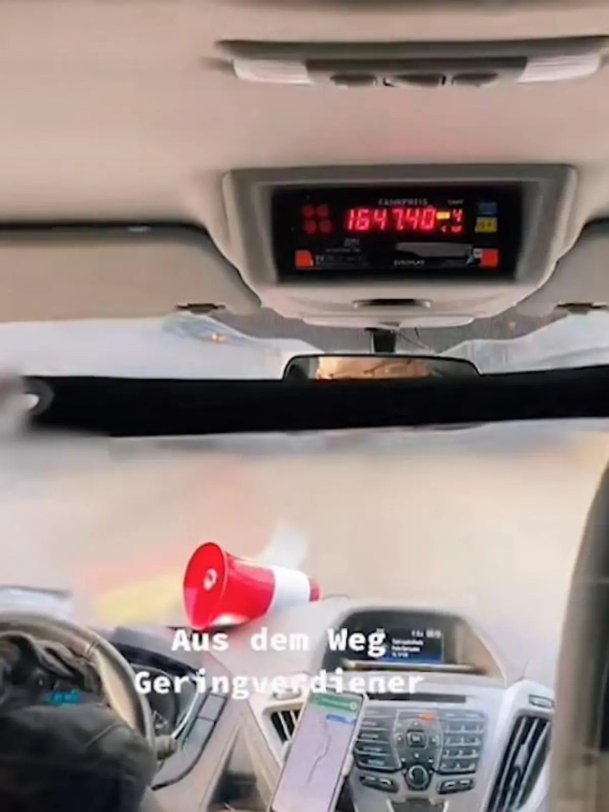 Bild zu: "Mit einem Taxi nach Paris"