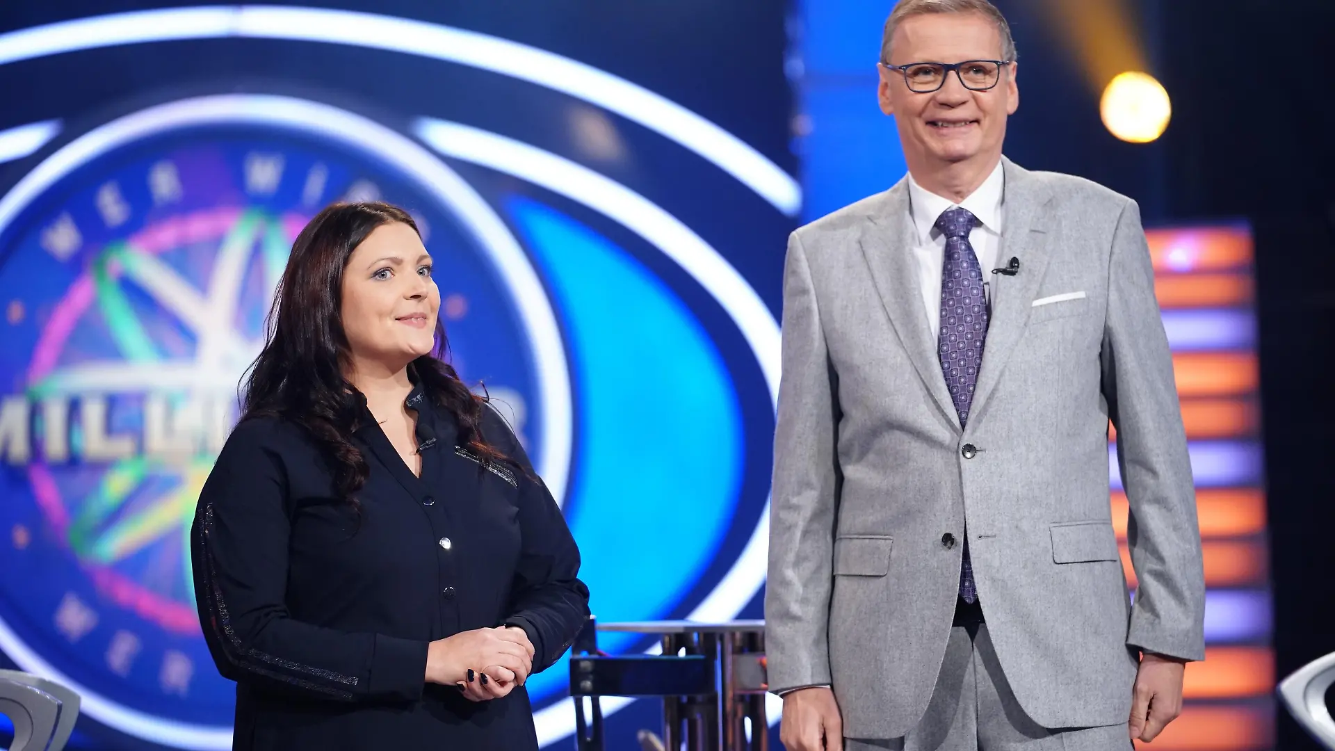 Achtung! Sperrfrist für alle Medien bis Mo., 07.02.2022, 22:15 Uhr!
Moderator Günther Jauch mit Linda Schumacher-Gernth aus Unterwachingen
Die Verwendung des sendungsbezogenen Materials ist nur mit dem Hinweis und Verlinkung auf RTL+ gestattet.