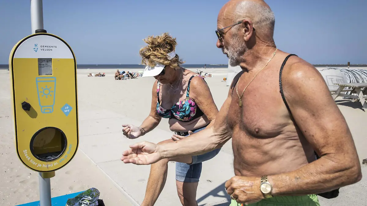 dpatopbilder - 09.06.2023, Niederlande, Ijmuiden: Ein Spender mit kostenlosem Sonnenschutz steht an einem Strand, um Besucher vor Sonnenbrand zu schützen. In den Niederlanden können Menschen in diesem Sommer an Hunderten Orten kostenlos Sonnencreme erhalten. Foto: Anp Dingena Mol/ANP/dpa +++ dpa-Bildfunk +++
