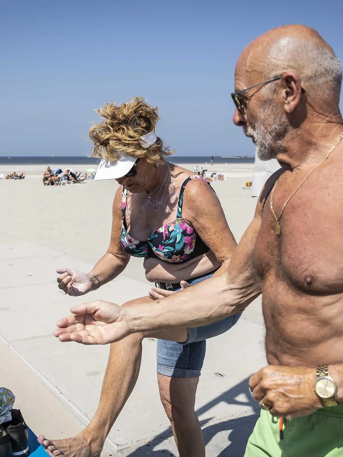 dpatopbilder - 09.06.2023, Niederlande, Ijmuiden: Ein Spender mit kostenlosem Sonnenschutz steht an einem Strand, um Besucher vor Sonnenbrand zu schützen. In den Niederlanden können Menschen in diesem Sommer an Hunderten Orten kostenlos Sonnencreme erhalten. Foto: Anp Dingena Mol/ANP/dpa +++ dpa-Bildfunk +++