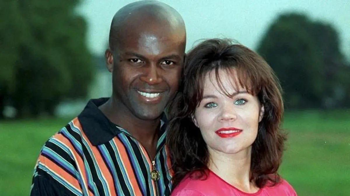 SONDERKONDITIONEN: Satzpreis!
File photo - Mandy Allwood the 'octo-mum' who has died aged 56

NATIONAL PICTURES.MANDY ALLWOOD AND BOYFRIEND PAUL HUDSON,WHO NOW PLAN TO SUE MAX CLIFFORD
.PICTURED OUTSIDE THEIR WIMBLEDON HOME TODAY.PH.GEOFF CADDICK.7/8/97. / action press