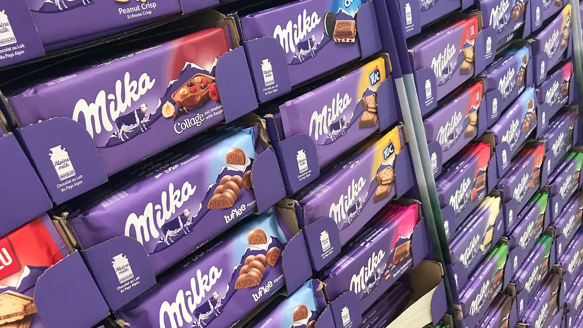 Milka Schokolade in Huelle und Fuelle, kistenweise in einem Supermarkt.