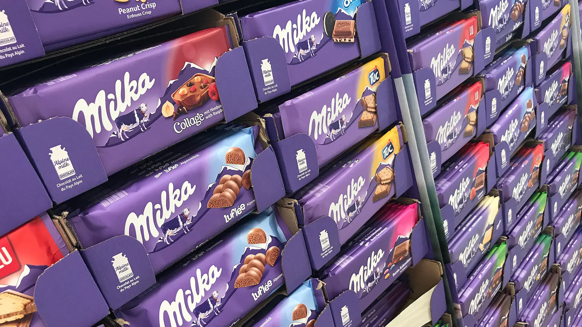 Milka Schokolade in Huelle und Fuelle, kistenweise in einem Supermarkt.