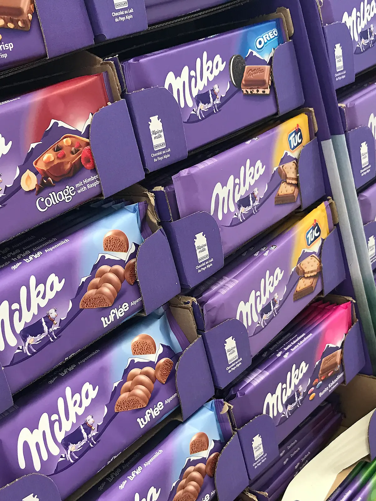 Milka Schokolade in Huelle und Fuelle, kistenweise in einem Supermarkt.