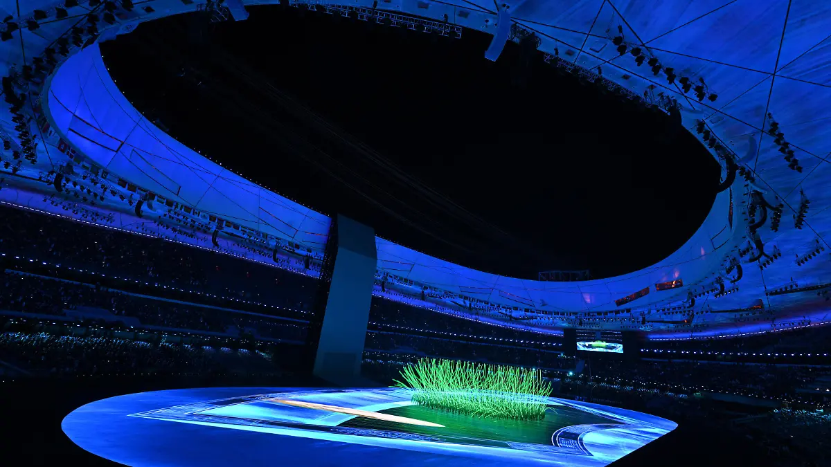 Olympia: Eröffnungsfeier im Olympiastadion «Vogelnest». Blick in die beleuchtete Arena.