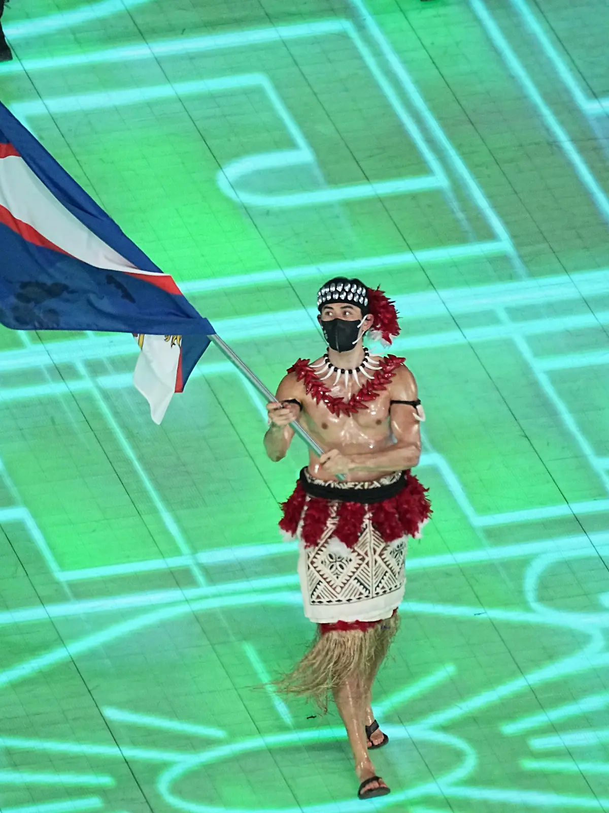 Olympia: Eröffnungsfeier im Olympiastadion «Vogelnest». Die Mannschaft aus Amerikanisch-Samoa mit dem Fahnenträger Nathan Crumpton zieht ins Stadion ein.