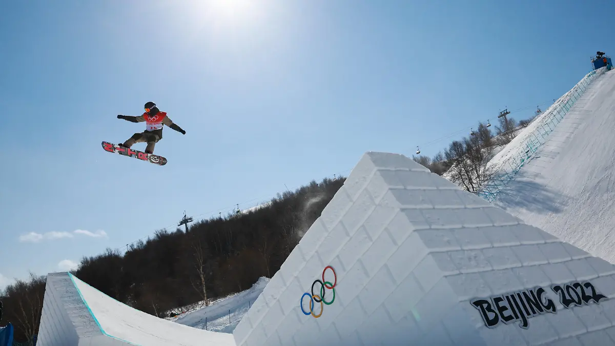 ZHANGJIAKOU, CHINA - FEBRUARY 03: An athlete performs a trick during the Snowboard Slopestyle Training session ahead of the Beijing 2022 Winter Olympic Games, Olympische Spiele, Olympia, OS at the Genting Snow Park on February 3, 2022 in Zhangjiakou, Hebei Province of China. PUBLICATIONxINxGERxSUIxAUTxHUNxONLY Copyright: xVCGx CFP111367614691