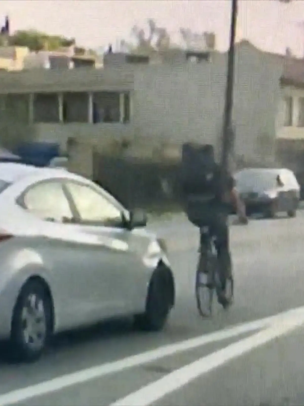 Mitte Januar kam es zu diesem Vorfall - Mitten in Los Angeles fährt ein Autofahrer erst einen Fahrradfahrer um und haut dann einfach ab. Die Polzei in LA fahndet jetzt nach dem Täter und setzt jetzt eine Belohnung von Fünftausend Us Dollar für jeden brauchbaren Hinweis aus.