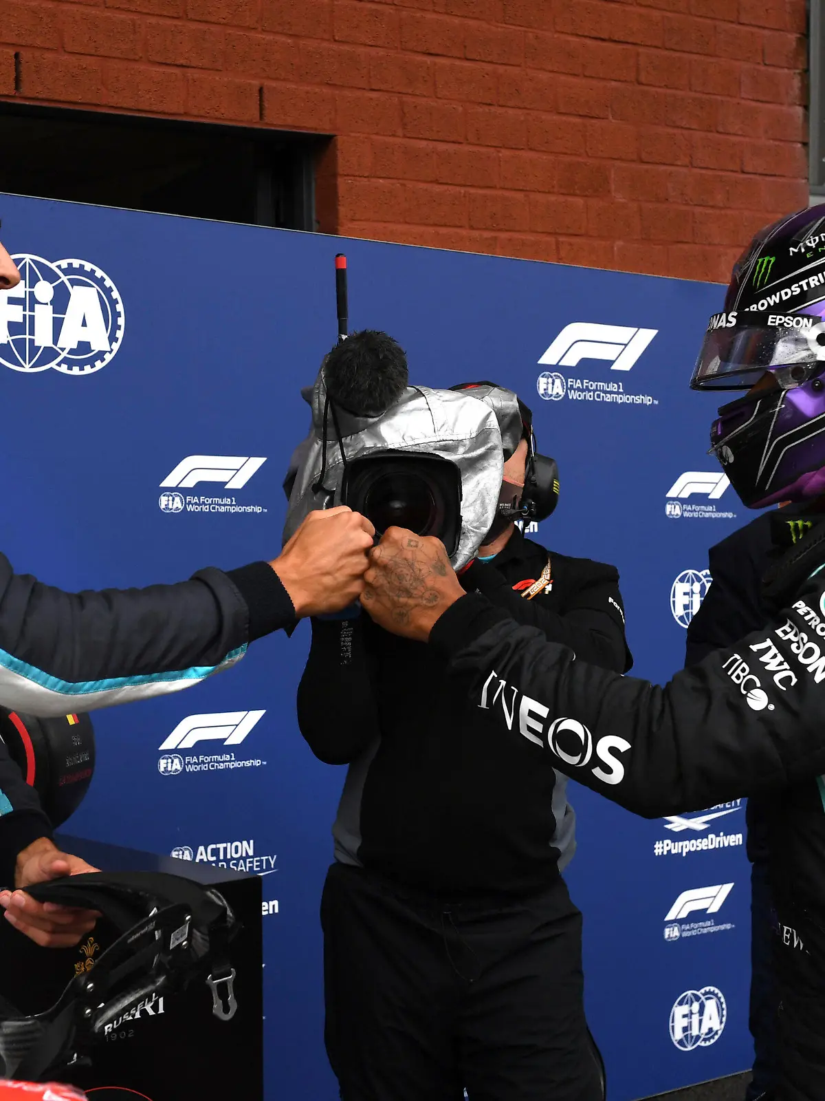 28.08.2021, Belgien, Spa: Motorsport: Formel-1-Weltmeisterschaft, Großer Preis von Belgien, Qualifying: Der zweitplatzierte George Russell (l) aus Großbritannien von Team Williams Racing gibt dem drittplatzierten Lewis Hamilton aus Großbritannien von Team Mercedes die Hand. Der Große Preis von Belgien  wird am Sonntag, 29.08.2021 ausgetragen. Foto: John Thys/Pool AFP/AP/dpa +++ dpa-Bildfunk +++