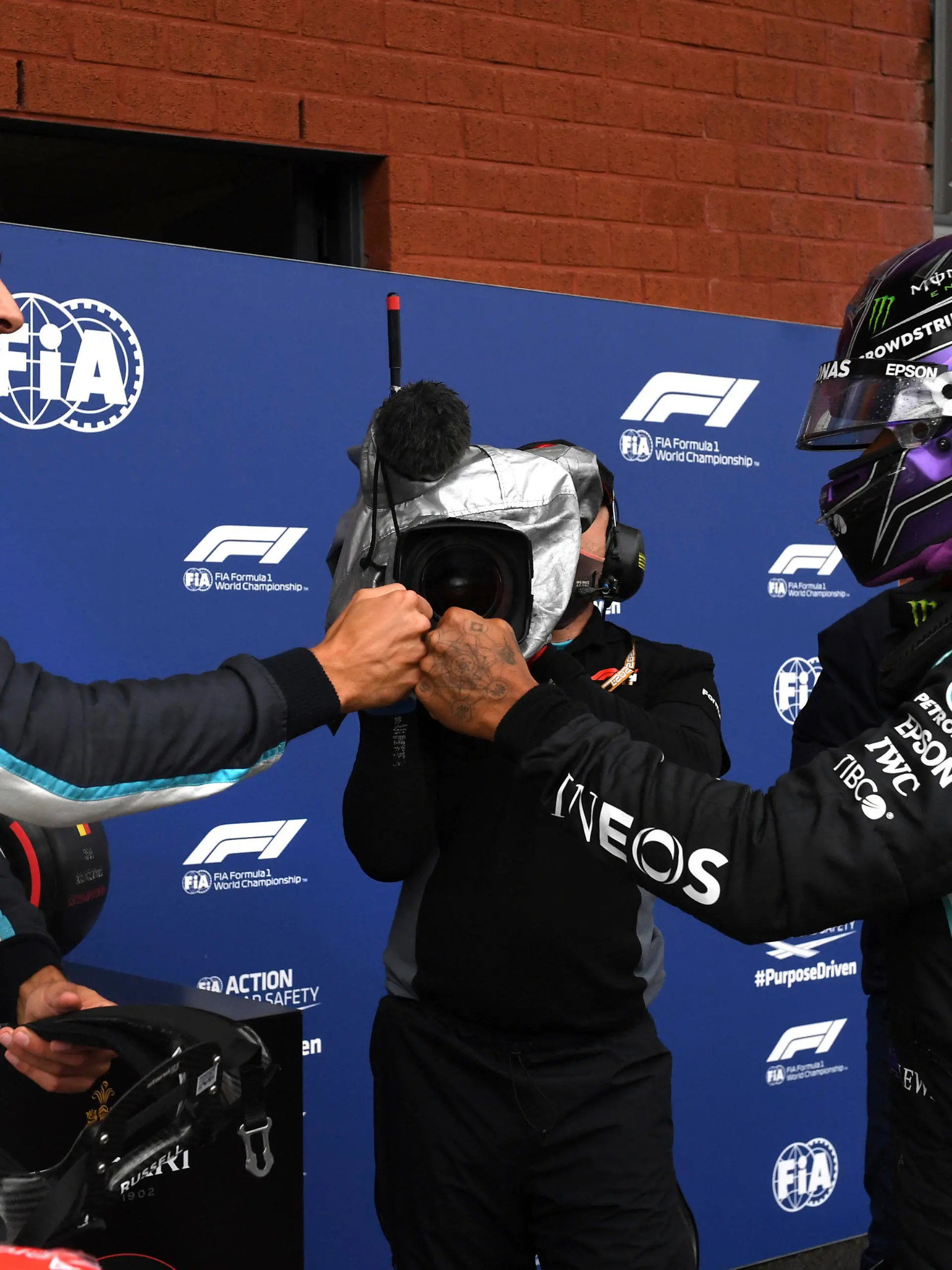 28.08.2021, Belgien, Spa: Motorsport: Formel-1-Weltmeisterschaft, Großer Preis von Belgien, Qualifying: Der zweitplatzierte George Russell (l) aus Großbritannien von Team Williams Racing gibt dem drittplatzierten Lewis Hamilton aus Großbritannien von Team Mercedes die Hand. Der Große Preis von Belgien  wird am Sonntag, 29.08.2021 ausgetragen. Foto: John Thys/Pool AFP/AP/dpa +++ dpa-Bildfunk +++