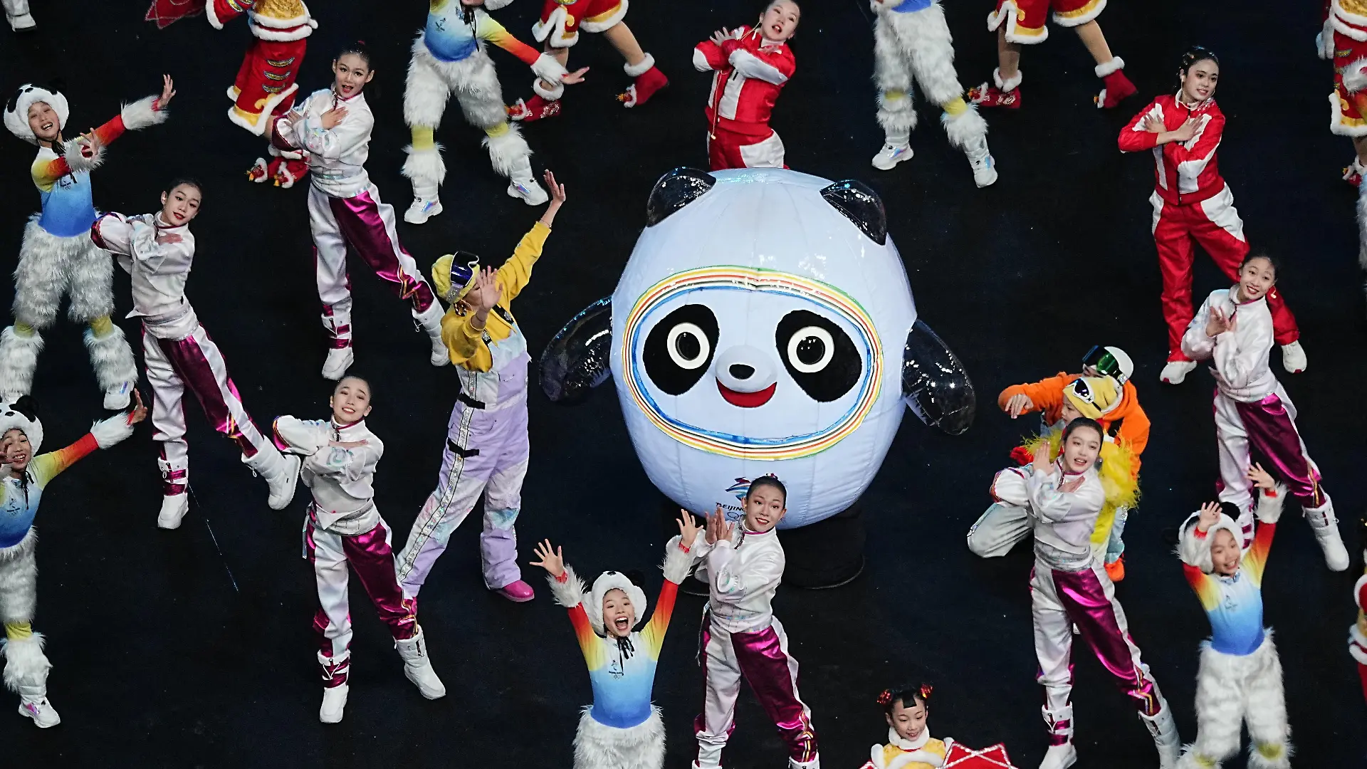 Olympia: Eröffnungsfeier im Olympiastadion «Vogelnest». Menschen treten mit dem olympischen Maskottchen Bing Dwen Dwen auf. Die Olympischen Winterspiele in Peking finden vom 04.-20.02.2022 statt.