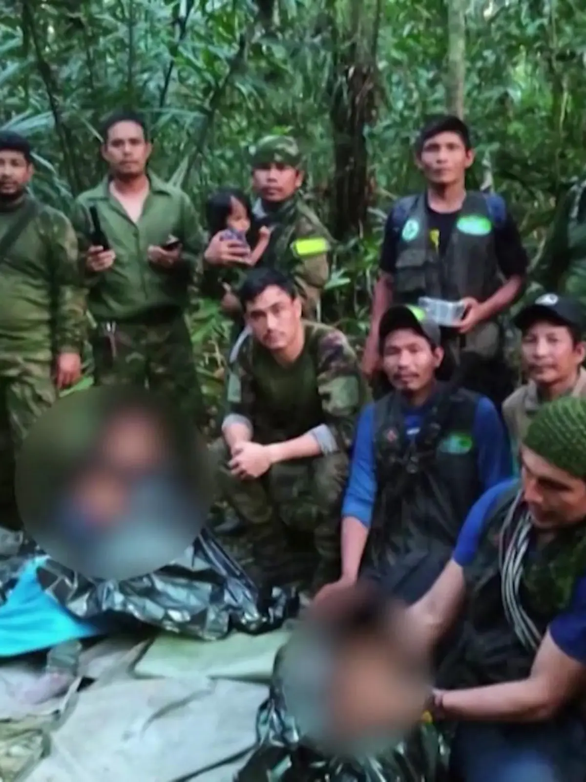 Über einen Monat schlagen sich die vier Kinder allein im tiefen Regenwald durch - jetzt sind sie gerettet worden. Nach einer wochenlangen Suchaktion im kolumbianischen Amazonasgebiet haben Einsatzkräfte die Geschwister im Alter von 13, neun und vier Jahren sowie einem Jahr im Süden des Landes endlich gefunden!