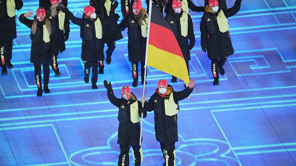 Olympia: Eröffnungsfeier im Olympiastadion «Vogelnest». Die Mannschaft aus Deutschland mit den Fahnenträger Francesco Friedrich (Bob) und Claudia Pechstein (Eisschnelllauf) zieht ins Stadion ein.