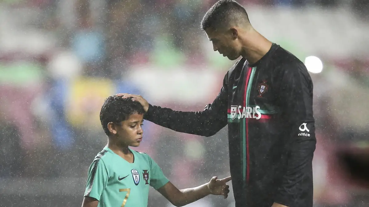 Cristiano Ronaldo mit seinem Sohn vor dem Spiel Jogo de Preparaçãol: Portugal vs Argélia Lisboa, 07/06/2018 - A selecção Portuguesa de Futebol recebeu esta noite a sua congénere da Argélia no estßdio da Luz, no ultimo jogo de preparação para o mundial de Futebol FIFA 2018 a disputar este mÃªs na Russia. Cristiano Ronaldo com o filho Cristianinho, no final do jogo ( avo Bom / m / Global Imagens ) PUBLICATIONxINxGERxSUIxAUTxHUNxONLY xGustavoxBomx  