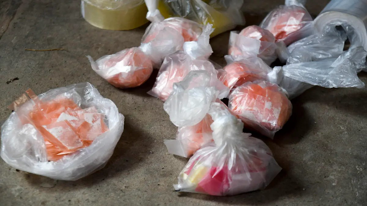 02.02.2022, Argentinien, Tres de Febrero: Päckchen mit Drogen liegen auf dem Boden nach der Festnahme von vermutlichen Drogenhändlern von gepanschtem Kokain. Mindestens sieben Menschen sind nach dem Konsum dieser Droge gestorben, mindestens ein Dutzend weitere Drogenkonsumenten seien mit schweren Vergiftungserscheinungen ins Krankenhaus gebracht worden. Foto: Elian Obregon/telam/dpa +++ dpa-Bildfunk +++