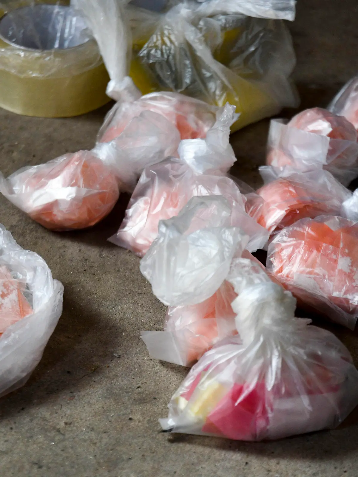 02.02.2022, Argentinien, Tres de Febrero: Päckchen mit Drogen liegen auf dem Boden nach der Festnahme von vermutlichen Drogenhändlern von gepanschtem Kokain. Mindestens sieben Menschen sind nach dem Konsum dieser Droge gestorben, mindestens ein Dutzend weitere Drogenkonsumenten seien mit schweren Vergiftungserscheinungen ins Krankenhaus gebracht worden. Foto: Elian Obregon/telam/dpa +++ dpa-Bildfunk +++