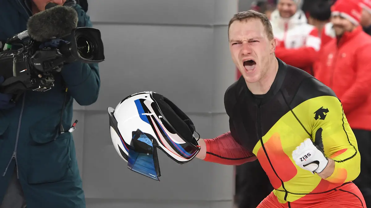 ARCHIV - 19.02.2018, Südkorea, Pyeongchang: Olympia, Bob, Doppelsitzer, 4. Lauf Alpensia Sliding-Zentrum: Pilot Francesco Friedrich jubeld ins Ziel. Er gewann Gold, zeitgleich mit den Kanadiern. Die Eisschnellläuferin Pechstein und der Bobpilot Friedrich werden die deutsche Fahne bei der Olympia-Eröffnungsfeier an diesem Freitag tragen. (zu dpa "Pechstein und Friedrich tragen deutsche Fahne bei Olympia-Eröffnung") Foto: Tobias Hase/dpa +++ dpa-Bildfunk +++