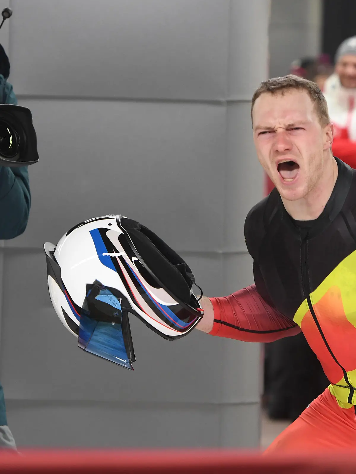 ARCHIV - 19.02.2018, Südkorea, Pyeongchang: Olympia, Bob, Doppelsitzer, 4. Lauf Alpensia Sliding-Zentrum: Pilot Francesco Friedrich jubeld ins Ziel. Er gewann Gold, zeitgleich mit den Kanadiern. Die Eisschnellläuferin Pechstein und der Bobpilot Friedrich werden die deutsche Fahne bei der Olympia-Eröffnungsfeier an diesem Freitag tragen. (zu dpa "Pechstein und Friedrich tragen deutsche Fahne bei Olympia-Eröffnung") Foto: Tobias Hase/dpa +++ dpa-Bildfunk +++