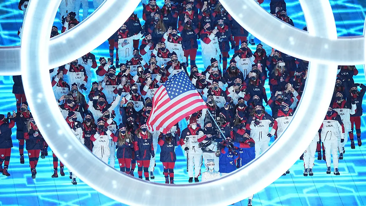 Olympia: Eröffnungsfeier im Olympiastadion «Vogelnest». Die Mannschaft aus den USA mit den Fahnenträger Elana Meyers Taylor und John Shuster zieht ins Stadion ein.