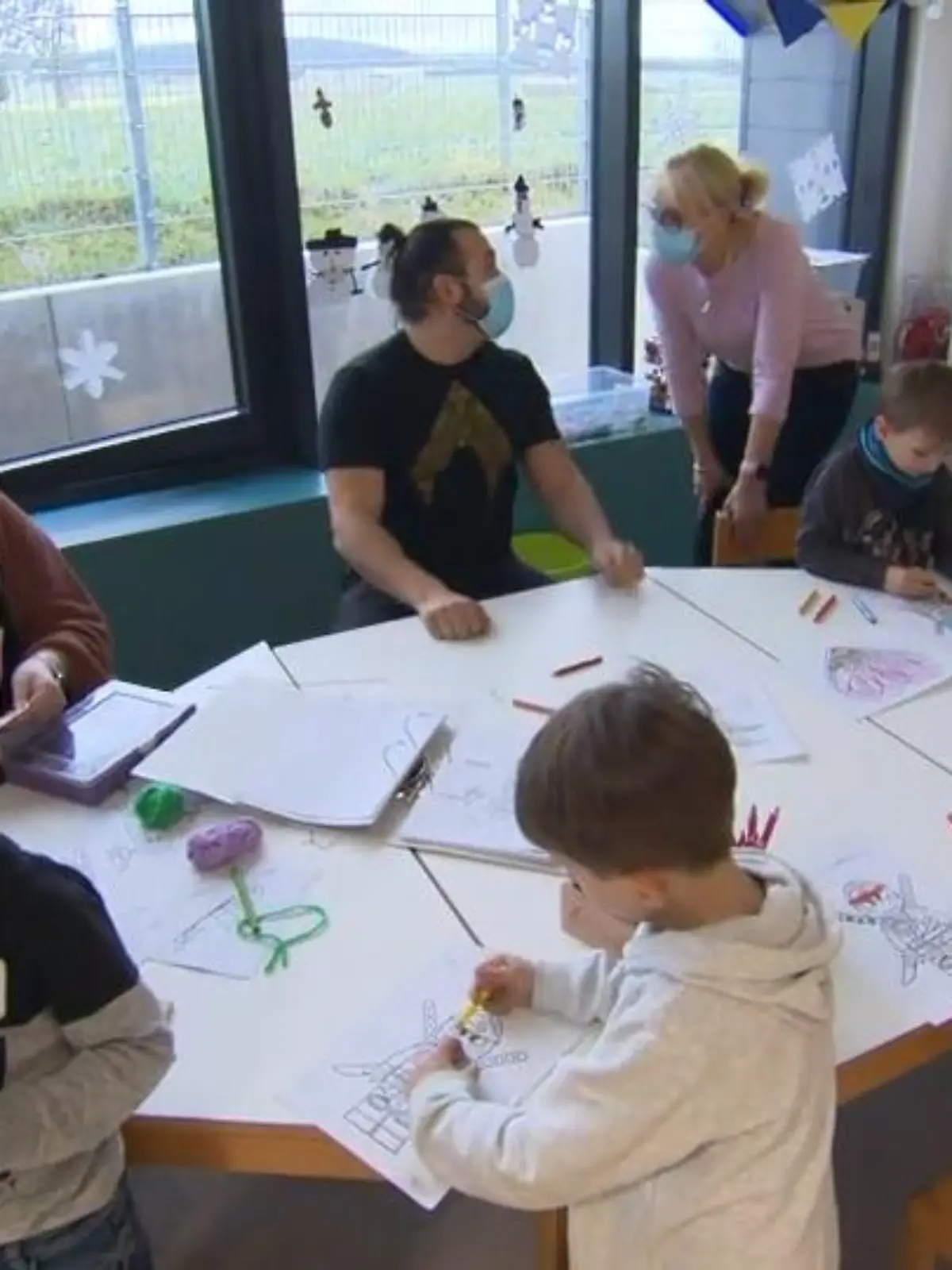 Die Omikron-Welle macht den Kindertagesstätten in Hessen schwer zu schaffen. Zahlreiche Infektionsfälle bei den Kindern und zunehmend auch beim Personal, Diskussionen mit den Eltern im Fall von Schließungen und uneinheitliche Quarantäneregeln bedeuteten eine Belastungsprobe für die Erzieherinnen und Erzieher. RTL hat die Kita Schlappmühler Pfad in Usingen besucht. Mehr dazu im Video.