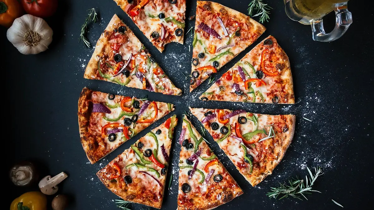 Eine geschnittene Pizza, Symbolfoto.