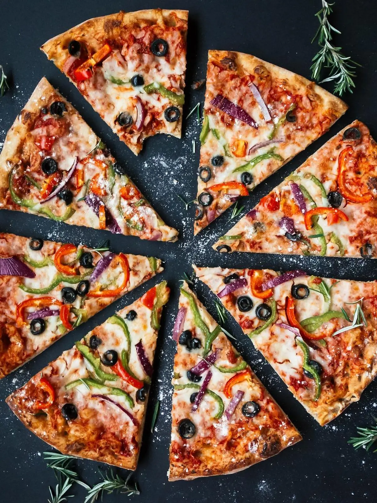 Eine geschnittene Pizza, Symbolfoto.
