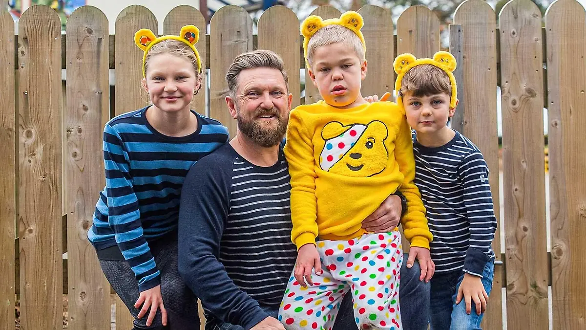 Der achtjährige Stanley Barnes leidet am Sanfilippo-Syndrom und verliert seine Fähigkeiten. Auf dem Bild sieht man ihn mit seinen zwei Geschwistern und seinem Papa Ross.