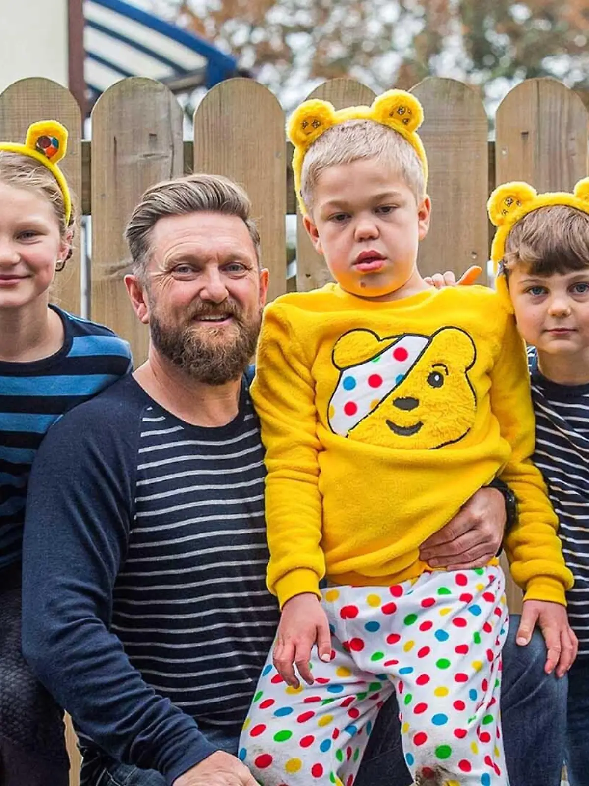 Der achtjährige Stanley Barnes leidet am Sanfilippo-Syndrom und verliert seine Fähigkeiten. Auf dem Bild sieht man ihn mit seinen zwei Geschwistern und seinem Papa Ross.