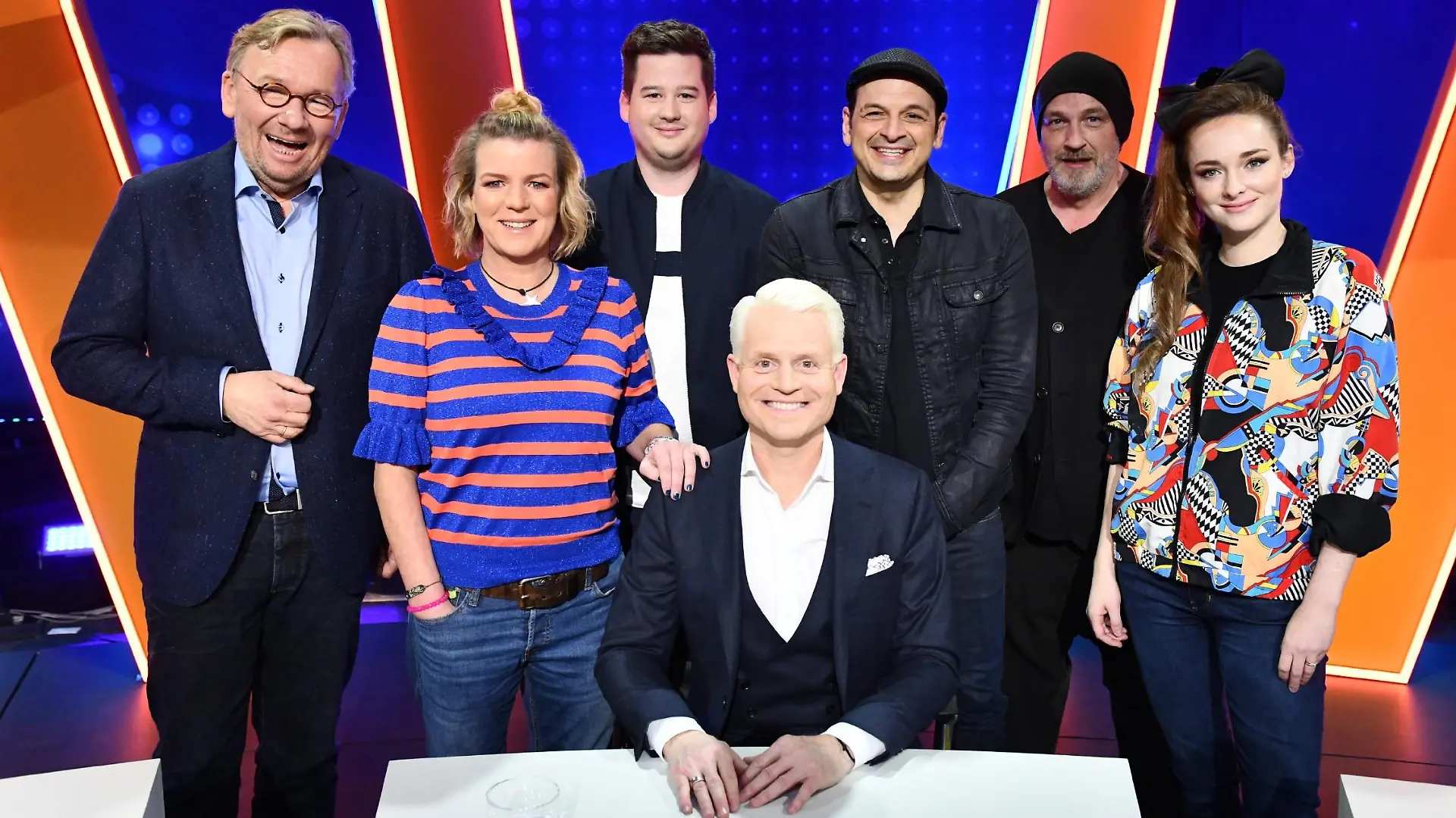 V.l.: Bernd Stelter, Mirja Boes, Chris Tall, Guido Cantz, Kaya Yanar, Torsten Sträter und Larissa Rieß.
Die Verwendung des sendungsbezogenen Materials ist nur mit dem Hinweis und Verlinkung auf RTL+ gestattet.