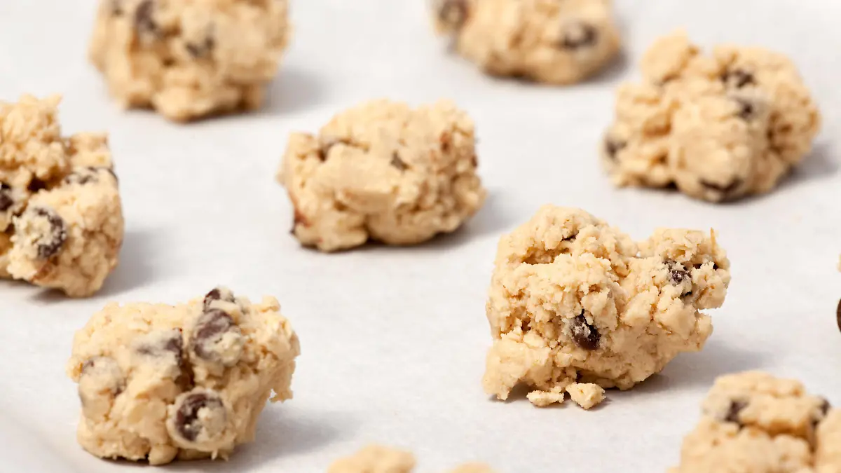 Raw Cookie Dough Raw cookie dough on a baking sheet with parchment PUBLICATIONxINxGERxSUIxAUTxONLY Copyright: xleafx 1302439