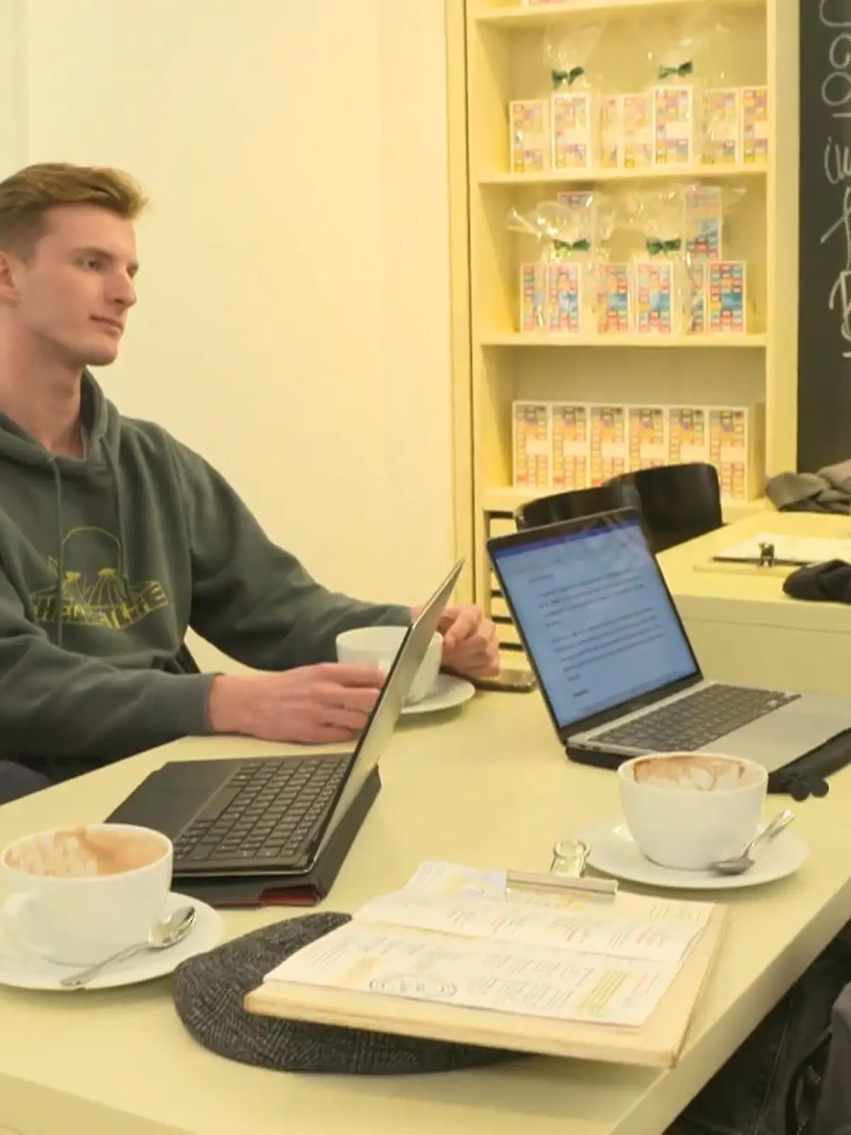 Hinter dem Rücken sprechen, ist nicht die feine Art und doch tun es die Meisten. Wer Lästert redet oft über nicht anwesende Personen. Doch das muss nicht nur negativ sein. Psychologe Sascha Neumann erklärt das Phänomen "Positives Lästern".