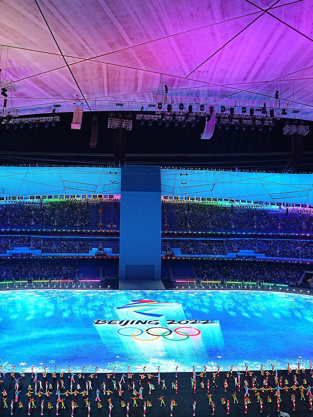 Olympia: Eröffnungsfeier im Olympiastadion «Vogelnest». Tänzer treten während der Eröffnungsfeier auf. Die Olympischen Winterspiele in Peking finden vom 04.-20.02.2022 statt.