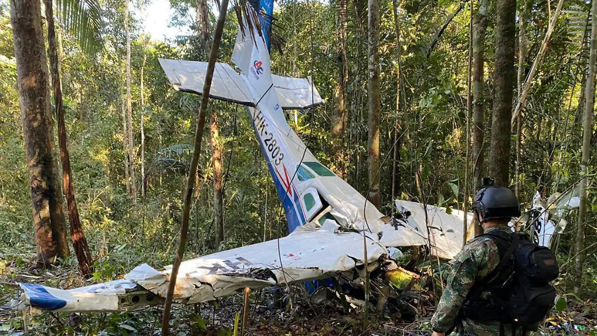ARCHIV - 20.05.2023, Kolumbien, Caqueta: HANDOUT - Auf diesem von der Pressestelle der kolumbianischen Streitkräfte veröffentlichten Bild steht ein Soldat vor dem Wrack einer Cessna C206, die am 18. Mai 2023 im Dschungel von Solano im kolumbianischen Bundesstaat Caqueta abgestürzt ist. Über einen Monat nach dem Absturz eines Kleinflugzeugs im kolumbianischen Regenwald sind alle vier vermissten Kinder lebend gefunden worden. Das teilte der kolumbianische Präsident Petro am Freitag auf Twitter mit. Die Geschwister - 13, 9, 4 und 1 Jahr alt - waren am 1. Mai verunglückt. (zu dpa «Kinder nach Flugzeugabsturz im Regenwald lebend gefunden») Foto: -/Pressebüro der kolumbianischen Streitkräfte via AP/dpa - ACHTUNG: Nur zur redaktionellen Verwendung und nur mit vollständiger Nennung des vorstehenden Credits +++ dpa-Bildfunk +++
