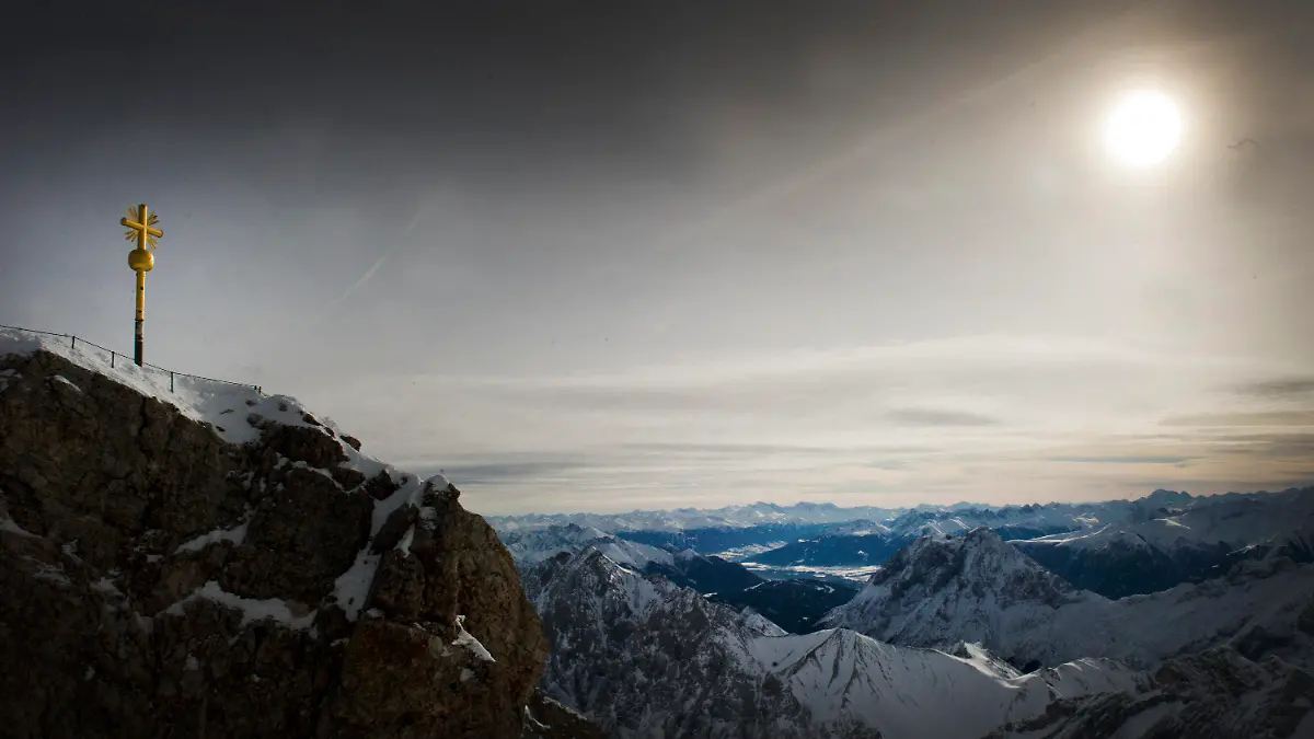 Das Gipfelkreuz steht am 27.01.2013 bei eisigen Temperaturen auf der Zugspitze in Grainau (Bayern). Foto: Victoria Bonn-Meuser/dpa  +++(c) dpa - Bildfunk+++