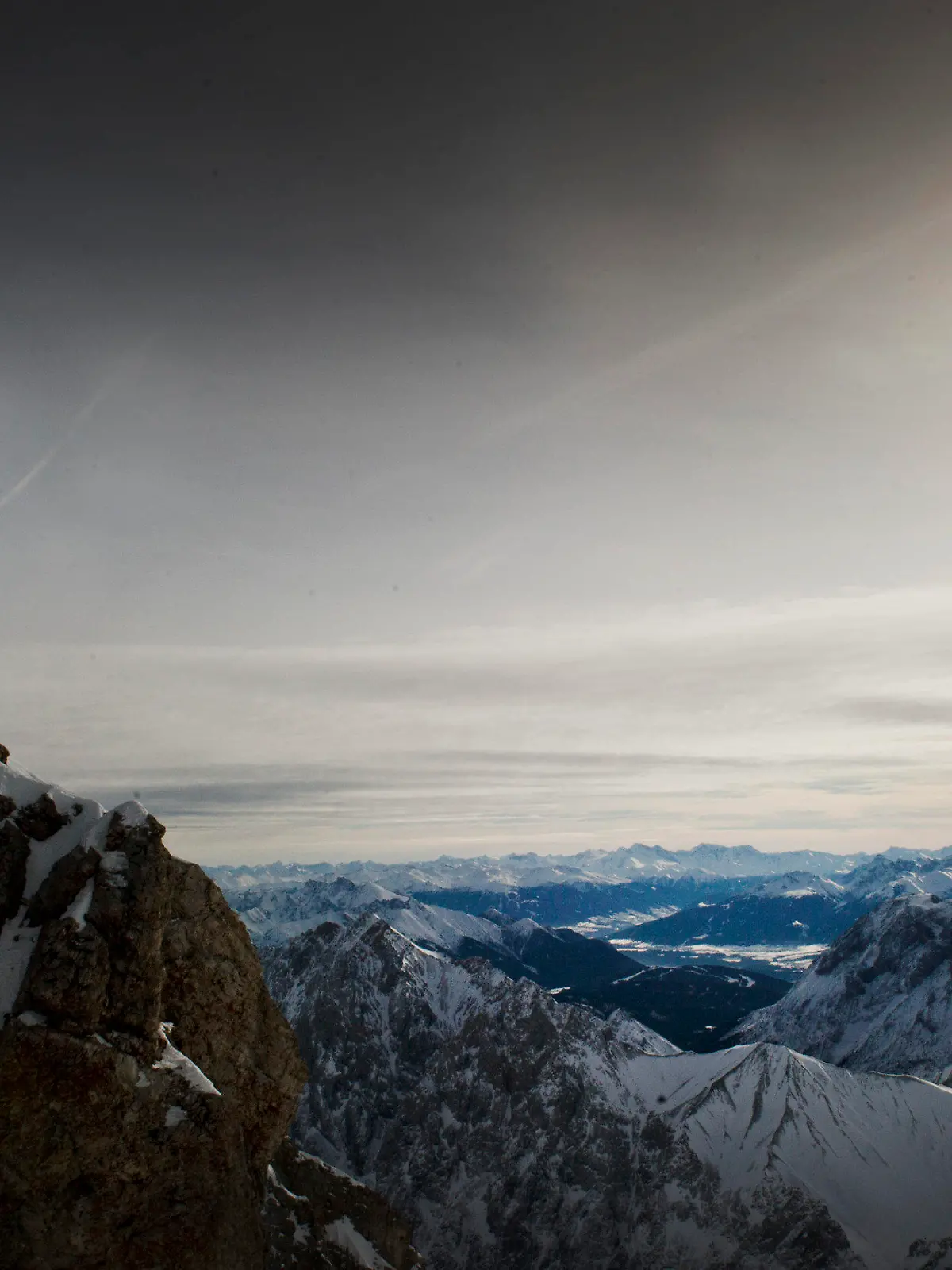 Das Gipfelkreuz steht am 27.01.2013 bei eisigen Temperaturen auf der Zugspitze in Grainau (Bayern). Foto: Victoria Bonn-Meuser/dpa  +++(c) dpa - Bildfunk+++