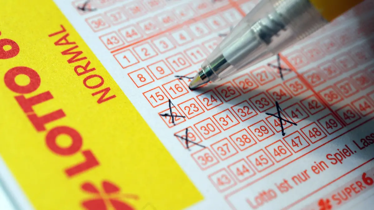 Ein Lottospieler füllt am Montag (19.01.2009) in Hannover einen Spielschein für das Lotto aus. Der Lotto-Jackpot ist in der Ziehung am Samstag nicht geknackt worden und wächst daher auf 21 Millionen Euro. Damit liege er so hoch wie zuletzt im November 2007, teilte die Sächsische Lottogesellschaft am Montag in Leipzig mit. Bundesweit habe kein Mitspieler die passende Superzahl 1 zu seinen sechs richtigen Gewinnzahlen getippt. Foto: Jochen Lübke dpa/lni +++(c) dpa - Bildfunk+++