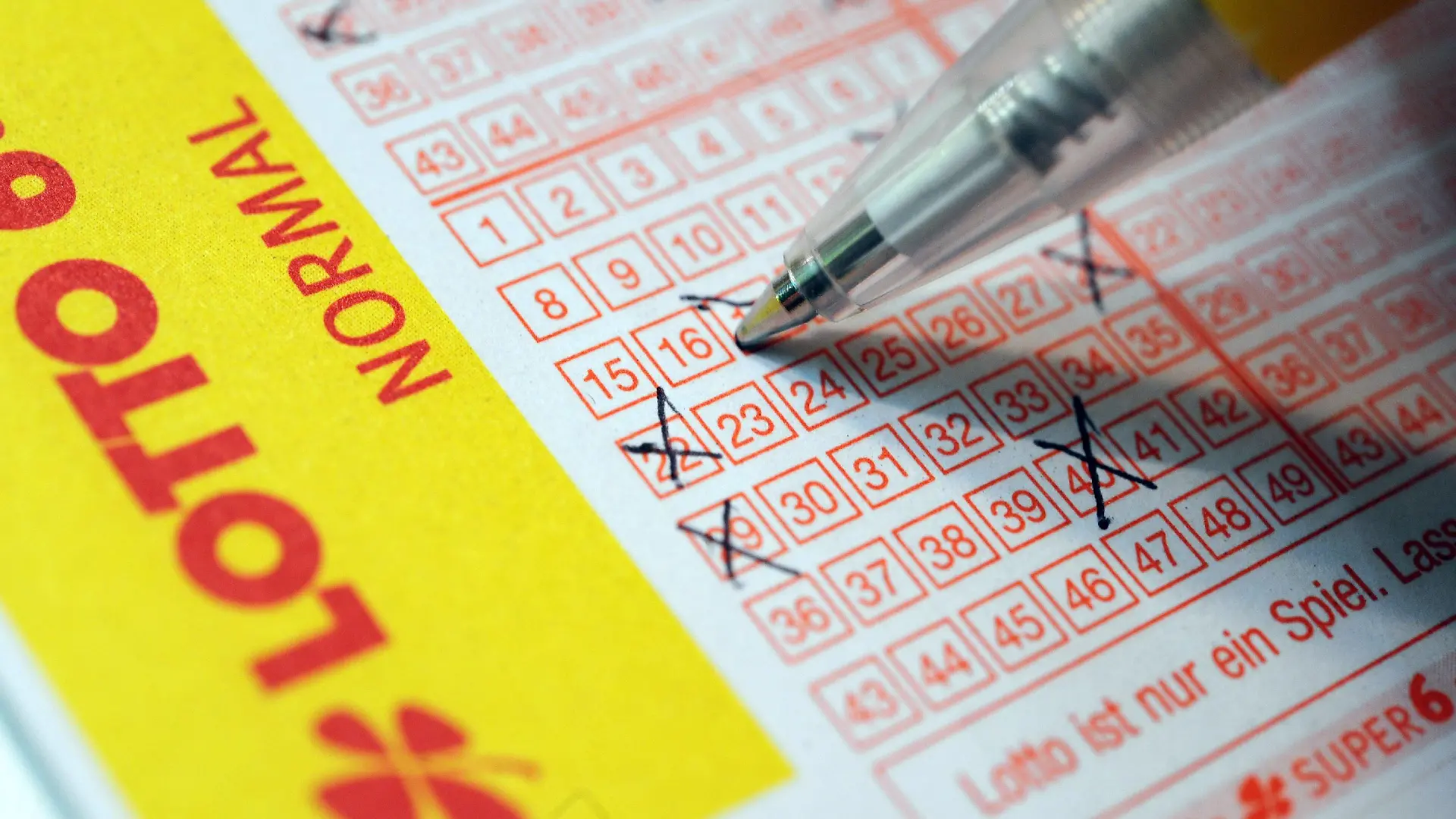 Ein Lottospieler füllt am Montag (19.01.2009) in Hannover einen Spielschein für das Lotto aus. Der Lotto-Jackpot ist in der Ziehung am Samstag nicht geknackt worden und wächst daher auf 21 Millionen Euro. Damit liege er so hoch wie zuletzt im November 2007, teilte die Sächsische Lottogesellschaft am Montag in Leipzig mit. Bundesweit habe kein Mitspieler die passende Superzahl 1 zu seinen sechs richtigen Gewinnzahlen getippt. Foto: Jochen Lübke dpa/lni +++(c) dpa - Bildfunk+++